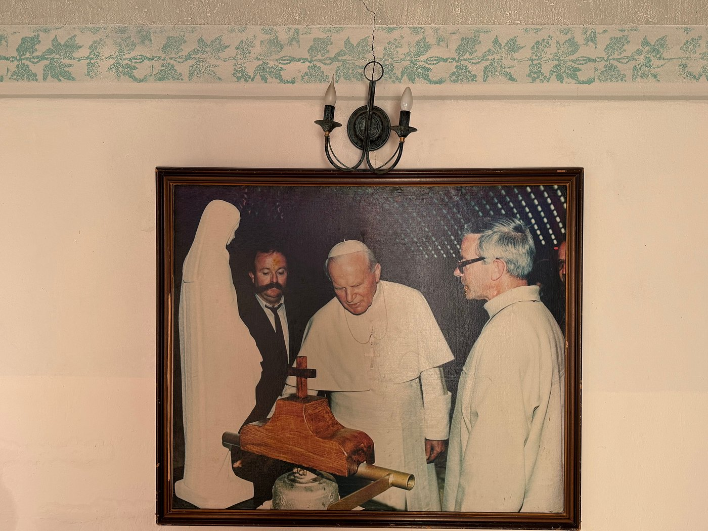 Visite du Pape Jean-Paul II — souvenir conservé dans la chapelle