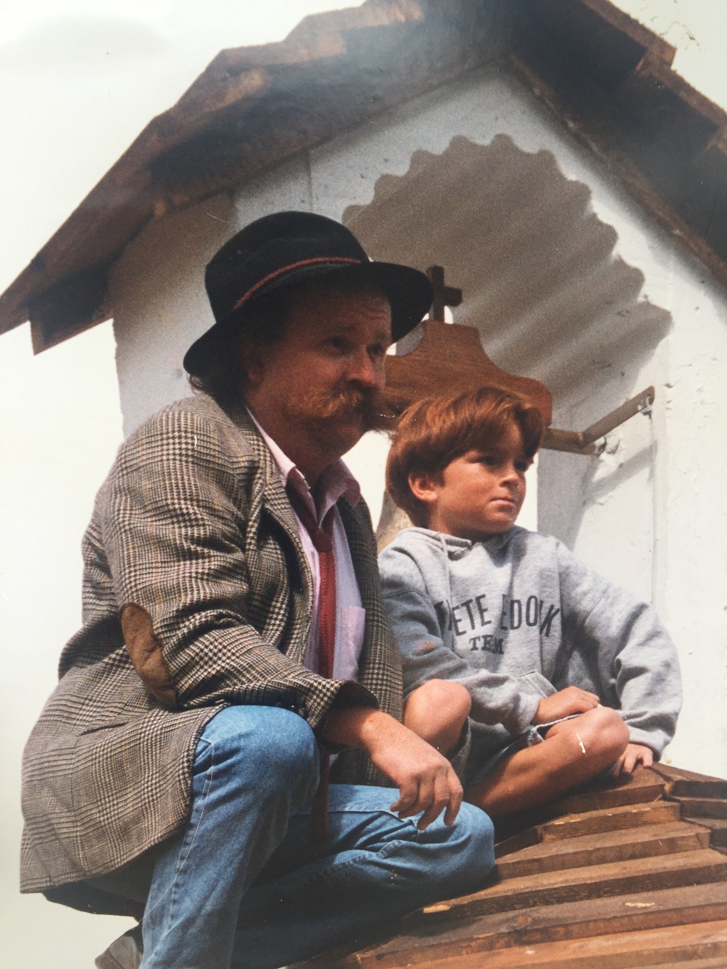 Père et fils assis sur le toit de la chapelle du Sanetsch